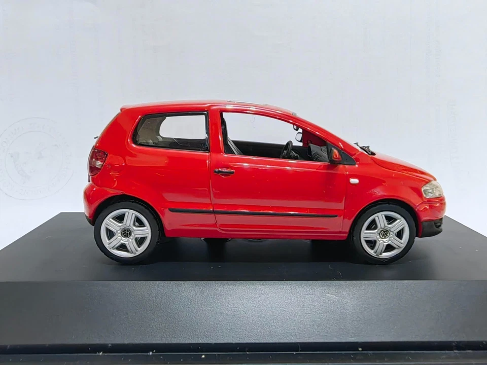 VW FOX rojo escala 1/43 Foto 3 de 4