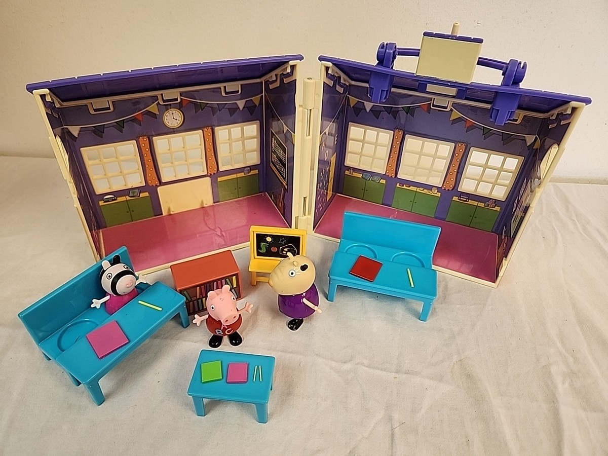 Peppa Pig's Deluxe School House Complete Figures & Furniture