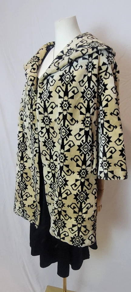 Abrigo Chenille Vintage Años 70 Estampado Tribal Forrado Chaqueta Crema y Negro Foto 2 de 4