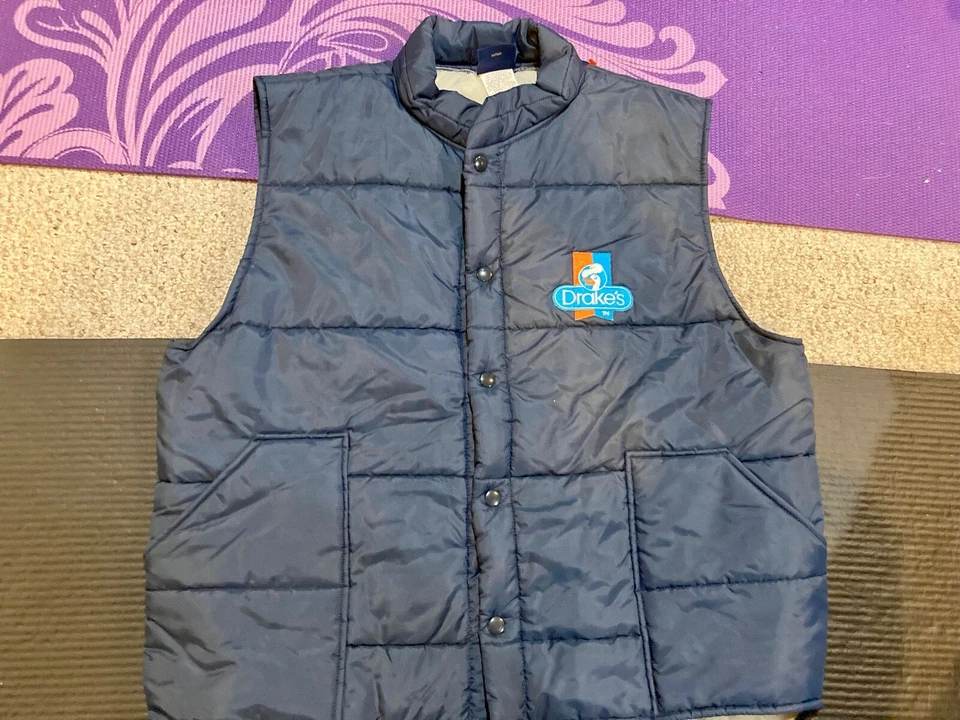 Drake’s Cakes Hilton Active Apparel Puffer Vest XL Snap Down Made In USA Vintage - Image 3 of 4