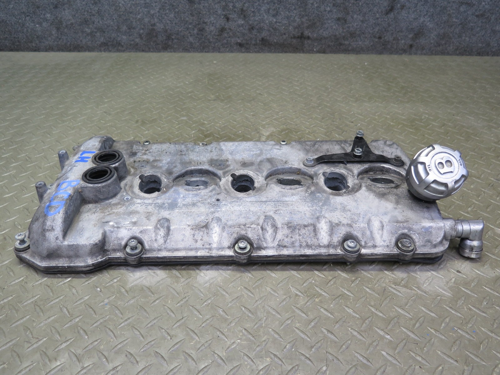 2006-2012 BENTLEY FLYING SPUR 6.0L ENGINE MOTOR LEFT SIDE VALVE COVER W/ OIL CAP