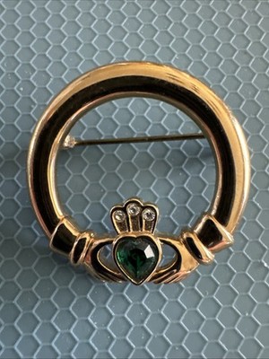 PRETTY HANDS HOLDING CROWN HEART BROOCH CLEAR F EMERALD RHINESTONES NICE