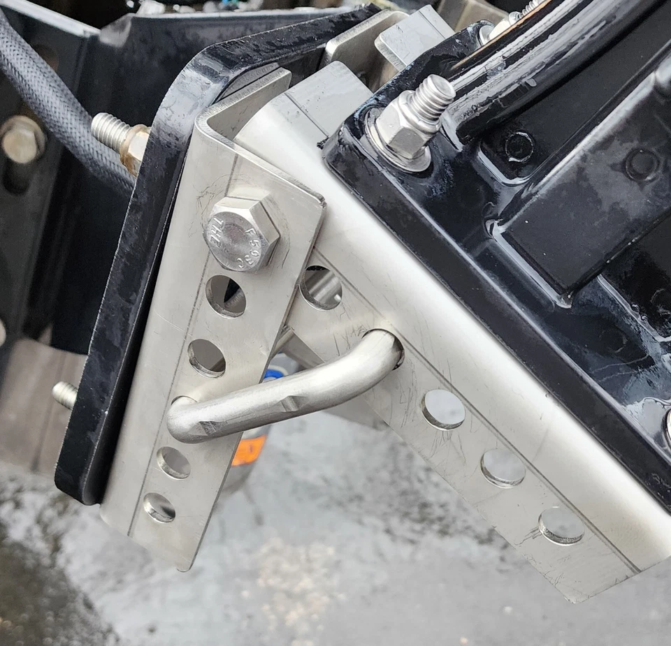 Montaje RR. Soporte inclinable ajustable para postes eléctricos. Venta al por menor $249,99 Foto 4 de 4