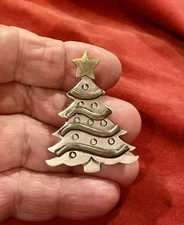 STERLING SILVER 925 DARLING DECORATED CHRISTMAS TREE PIN BROOCH OR PENDANT