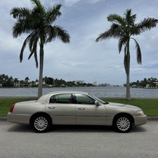 2005 Lincoln Town Car ONE OWNER 29 SERVICE RECORDS CLEAN NON SMOKER