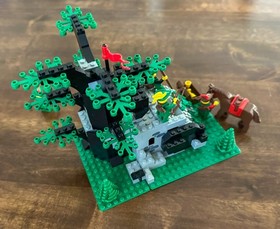 LEGO Castle #6066: Camouflaged Outpost - 90% Complete with 4 Minifigs and Horse
