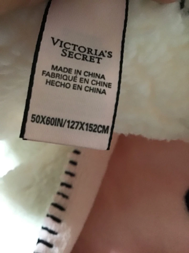 MANTA SHERPA VICTORIA'S SECRET NUEVA EN PAQUETE 50 X 60 ROSA CON LUNARES Foto 4 de 4