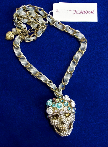 Collar destacable cinta opalescente de imitación con flores Betsey Johnson - Imagen 8 de 10