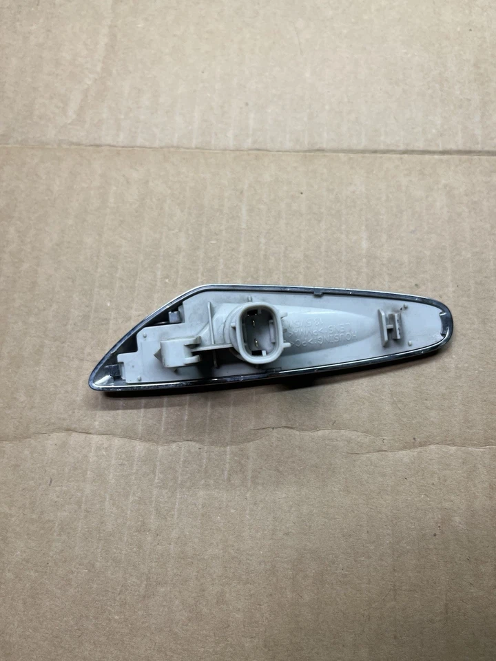 LUZ MARCADORA LATERAL GUARDABARROS SUZUKI KIZASHI OEM LADO DEL PASAJERO Foto 3 de 3