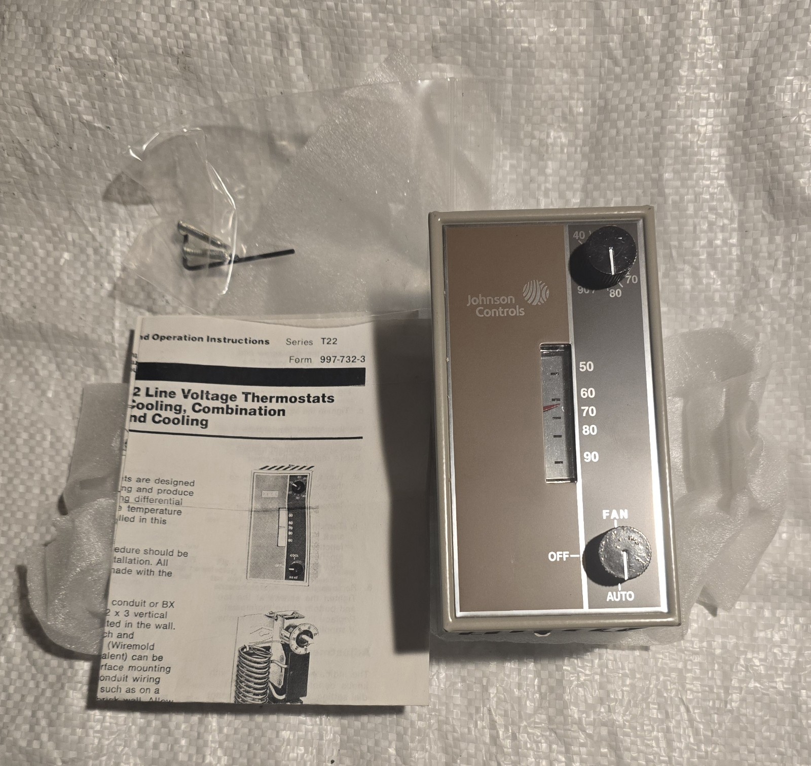 JOHNSON CONTROLS  T22BBC-1C  Thermostat  - FREE SHIPPING!!!!