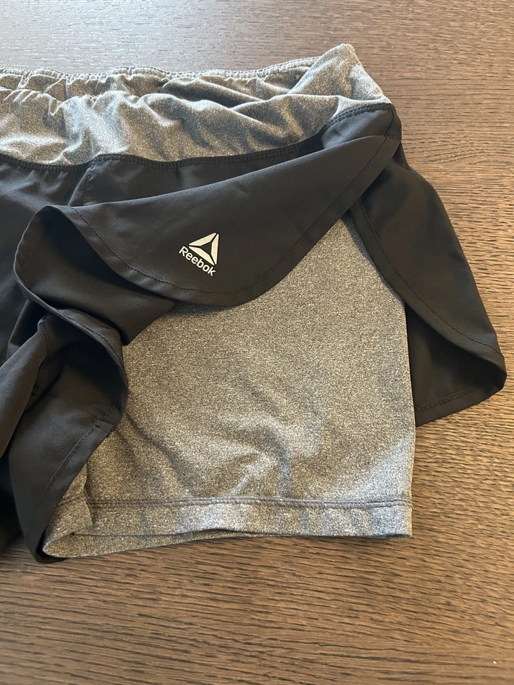 Pantalones cortos de running Reebok Intensity 2-1 para mujer talla grande negros grises Foto 3 de 4