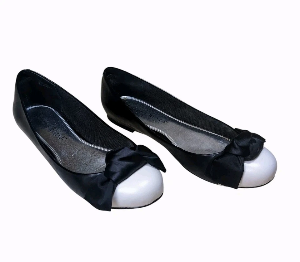 Женские кожаные туфли на плоской подошве White House Black Market DEEN черный белый бант 10 - Изображение 2 из 4