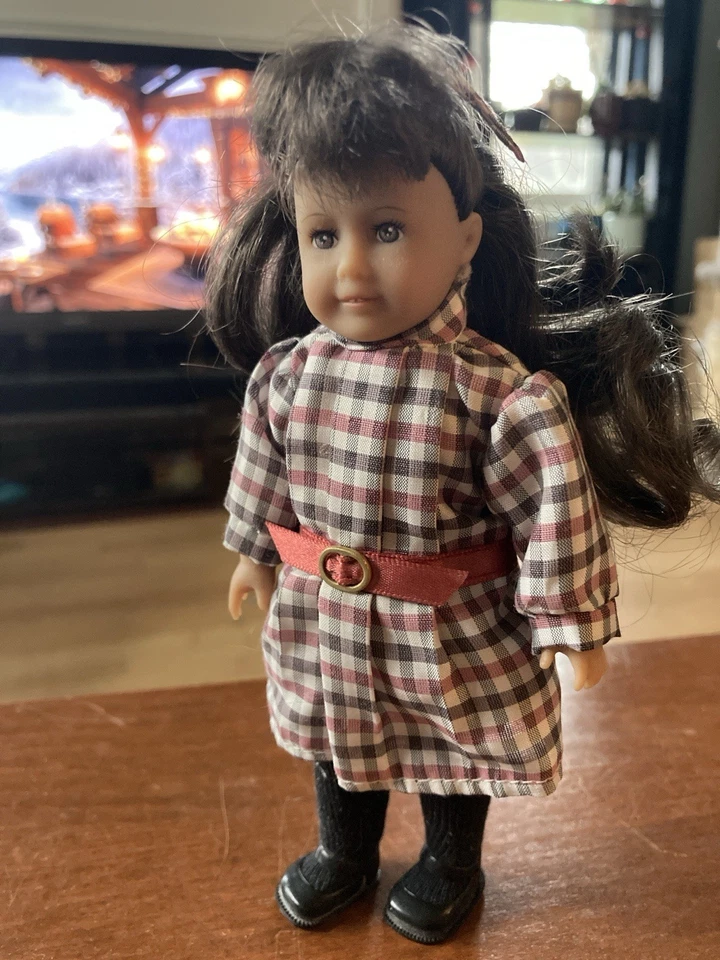 Mini muñeca American Girl Samantha, vestido de guinga de 6 pulgadas, cabello castaño Foto 2 de 3