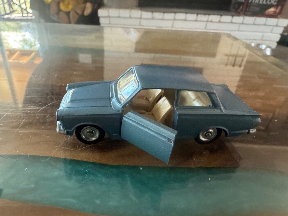 フォード　コルティナ　　ディンキートーイズ Dinky Toys - Ford Cortina - Vintage *1/43 Scale* – Top