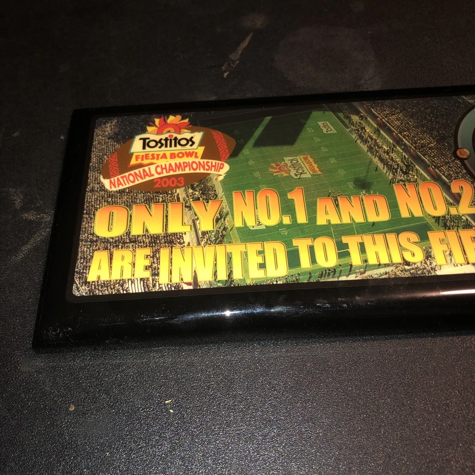 Reloj Campeonato Nacional Tostitos Fiesta Bowl 2003 muy raro 11 1/2 X 5 1/2 Foto 2 de 4