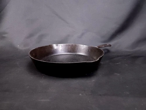 Vintage GRISWOLD Cast Iron SKILLET Frying Pan # 8 LARGE LOGO~704 L4614