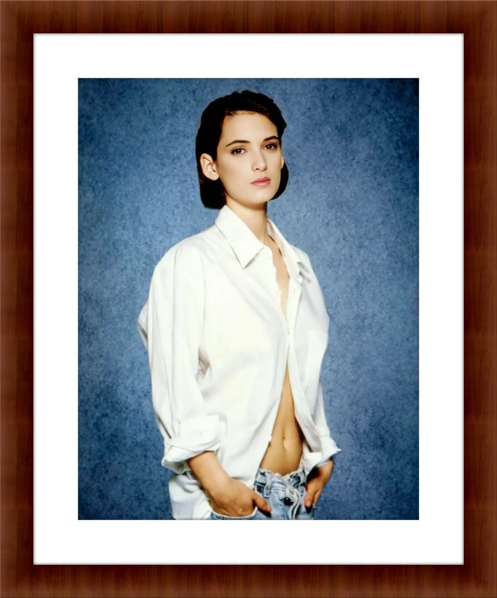 Winona Ryder 8.5 x 11 Candid Color Unframed Photograph Collectable