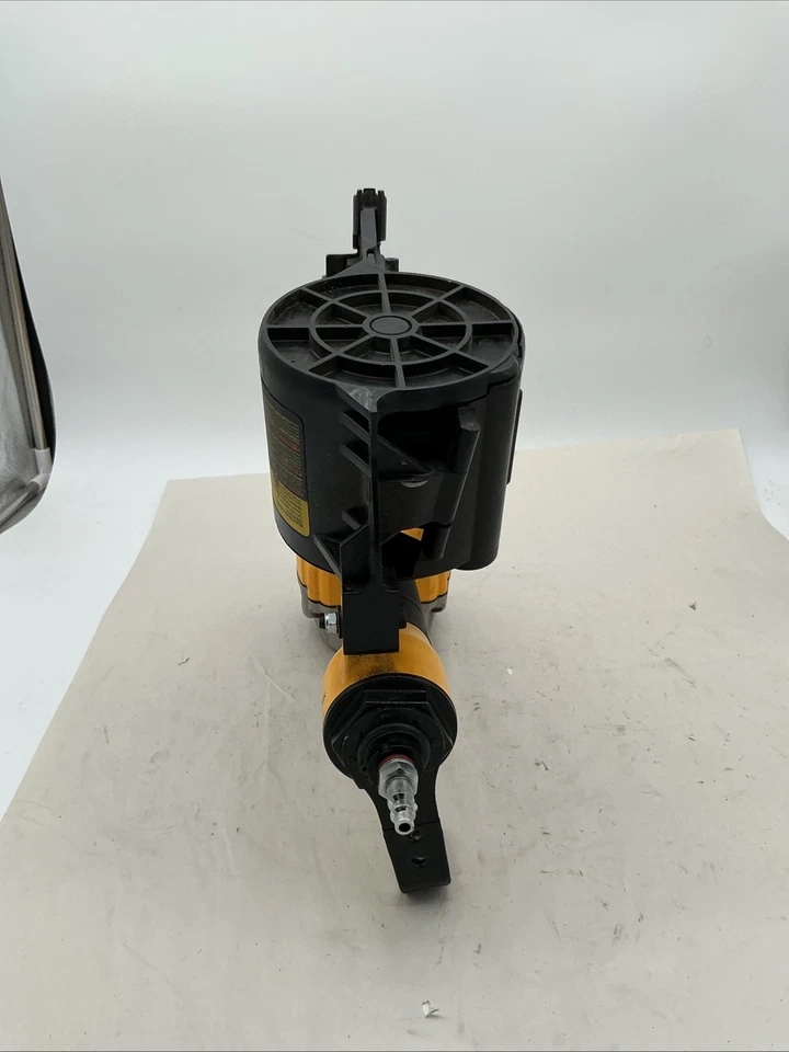 Clavadora neumática para marcos de bobinas Dewalt DWF83C de 15° Foto 4 de 4