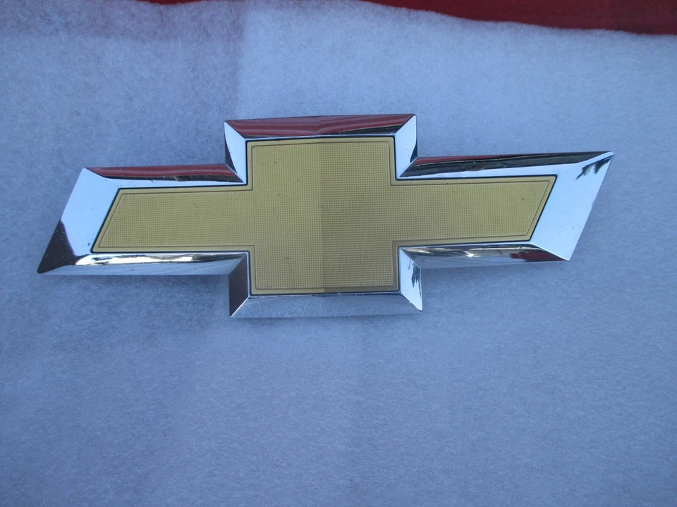 Emblema de parrilla delantera Chevy Colorado 2015 2016 2017 2018 usado Foto 2 de 4