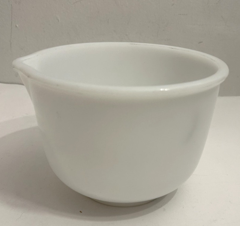 SUNBEAM Glassbake 14 Milk Glass Mixing Bowl White EUC Bowl With Spout
