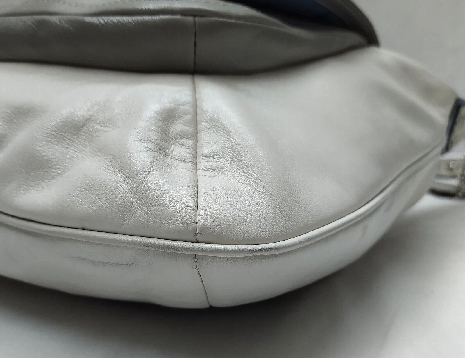 Borsa a tracolla Coach Kristin bianca grigia in pelle con dettagli in pelle di serpente chiusura con cerniera