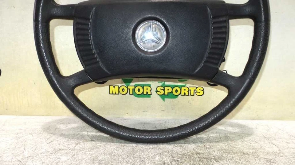 Volante Mercedes Benz 300D 1975 con almohadilla de bocina OEM NEGRO Foto 3 de 4