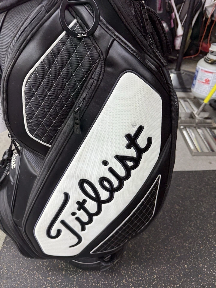Bolsa de golf Titleist tamaño mediano blanco y negro con capucha para lluvia divisor de 6 vías Foto 4 de 4