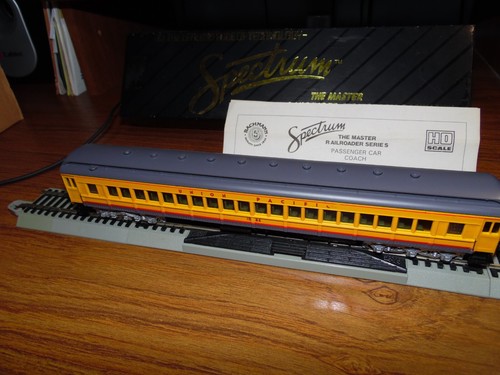 HO Bachmann Spectrum Union Pacific Heavyweight Passenger Coach with Box # 1086 - Picture 4 of 13