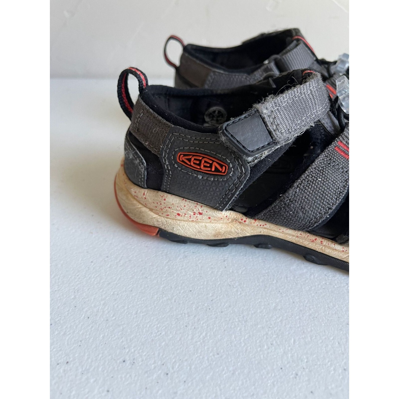 Sandali KEEN grigio rosso giovanile taglia 2 passeggio escursionismo campeggio punta berretto pescatore