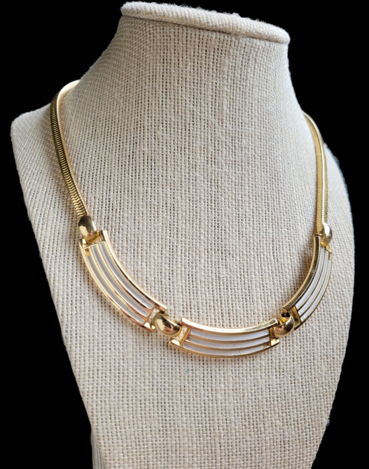 1971 Henkel Grosse of Germany collier émail blanc ton or, designer Dior