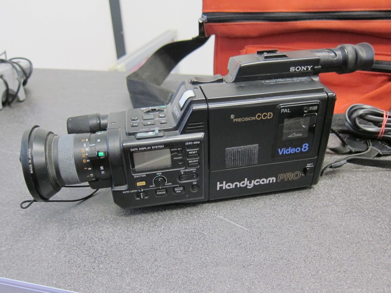 Sony HANDYCAM CCDV90E VIDEOCAMERA VHS Video8 CAMCORDER Camera