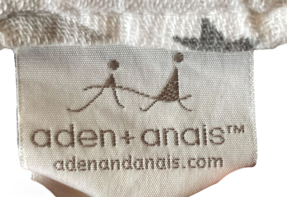 Manta Aden + Anais Muselina Gris Estrellas 39x44 Bebé Recibiendo Foto 3 de 4