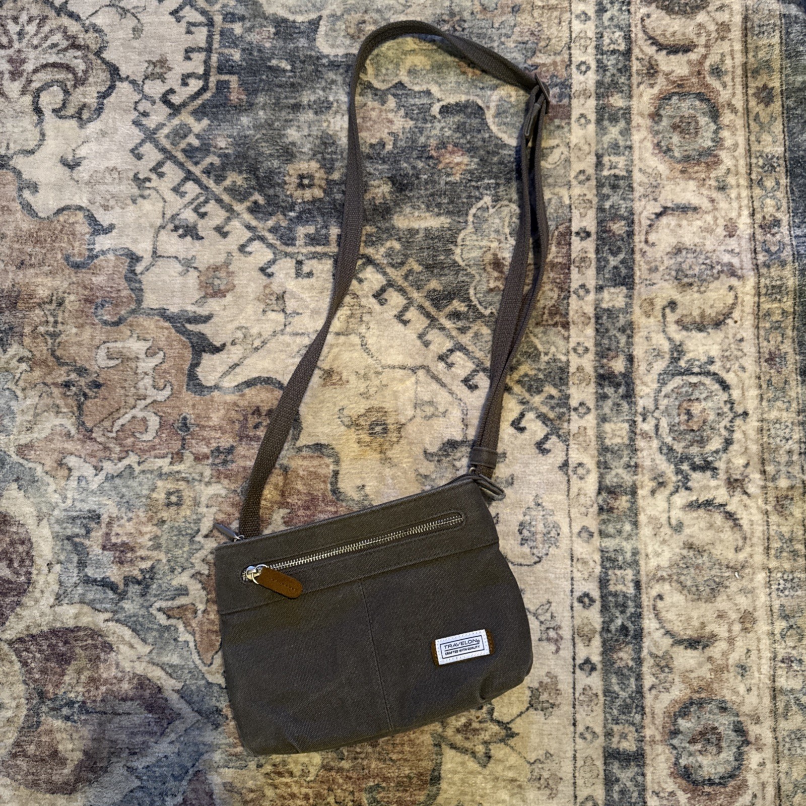 Travelon Anti-Theft Heritage Women&rsquo;s Crossbody Bag Purse Gray Pewter RFID