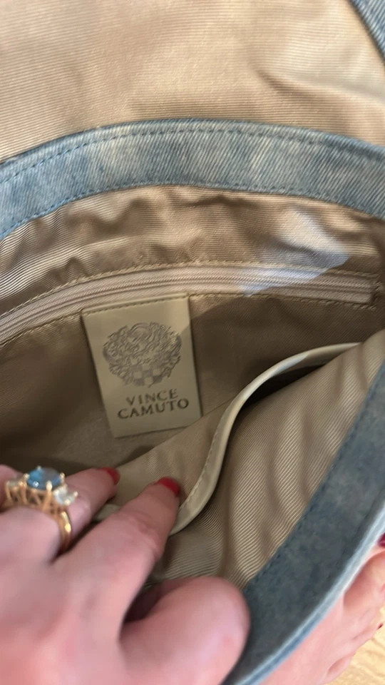 Cartera de mezclilla Vince Camuto Foto 4 de 4