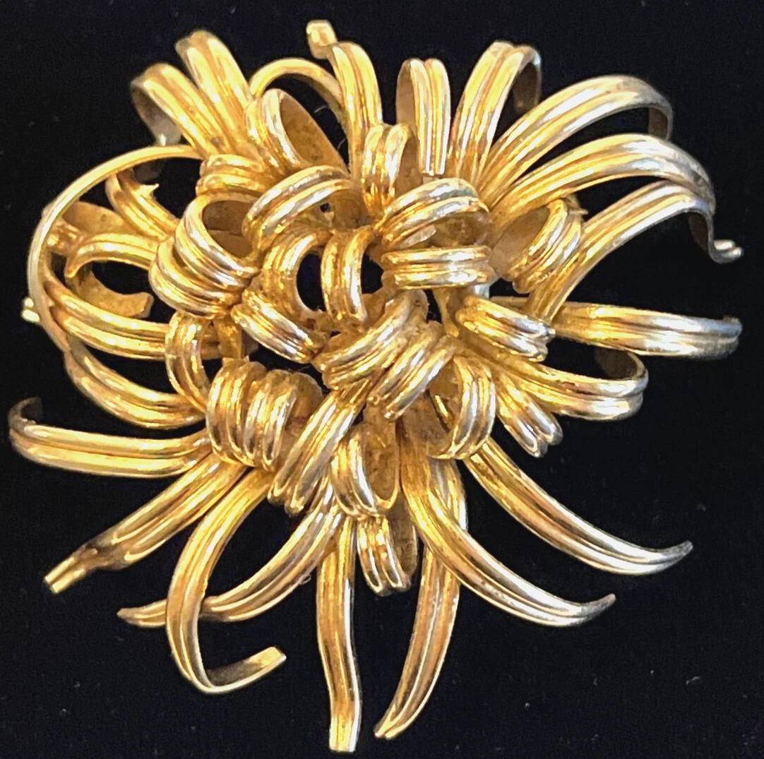 Superbe broche chrysanthème vintage 3D moderne 3D CHRISTIAN DIOR 1965 or