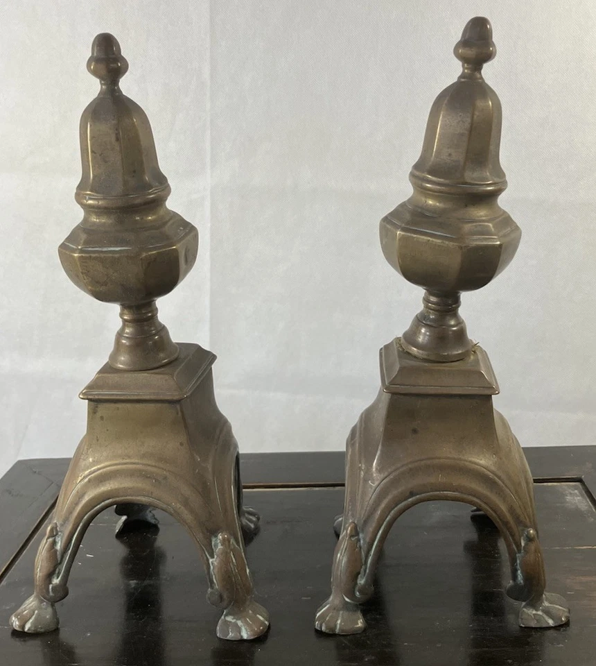 Paire de chenets Louis XIV en laiton et fer XVIIe Pieds en pattes d'animaux - Photo 3/4