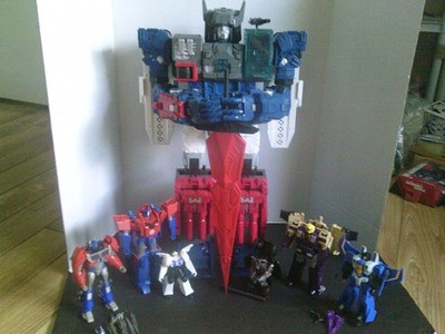 Transformers Generations Titans Return Fortress Maximus & Extra Transformers
