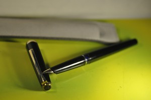 034-Pelikan-034-MK-30-BLACK-GT-14K-GOLD-nib-Piston-Filler-German-c-1966-039-s-Fountain-pen