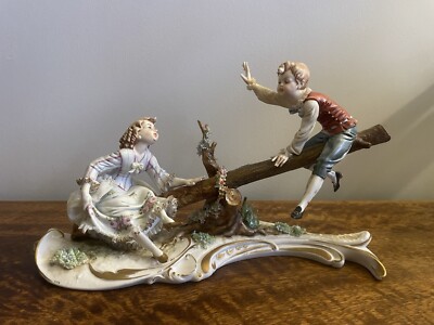 Große Capodimonte Porzellan Figur eines Jungen und Mädchens spielen auf einer Baumstammwippe