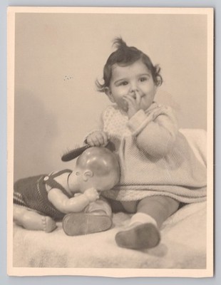 Süßes Baby bürstendes Puppenhaar [polnischer Text] [datiert 1947] Voigtländer RPPC PC