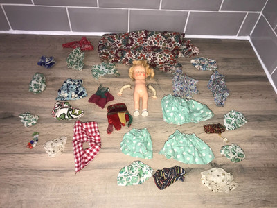 Vintage Hartplastik 50er Jahre Pedigree Delite Puppe 6,5 Zoll - viel Kleidung