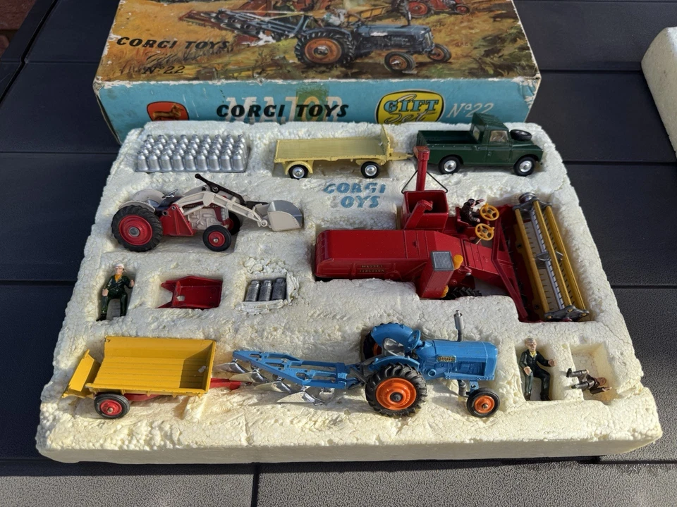 Corgi Gift Set 22 Farming Models In Original Box - Signed By Marcel R. Cleemput — 第 3/4 张图片