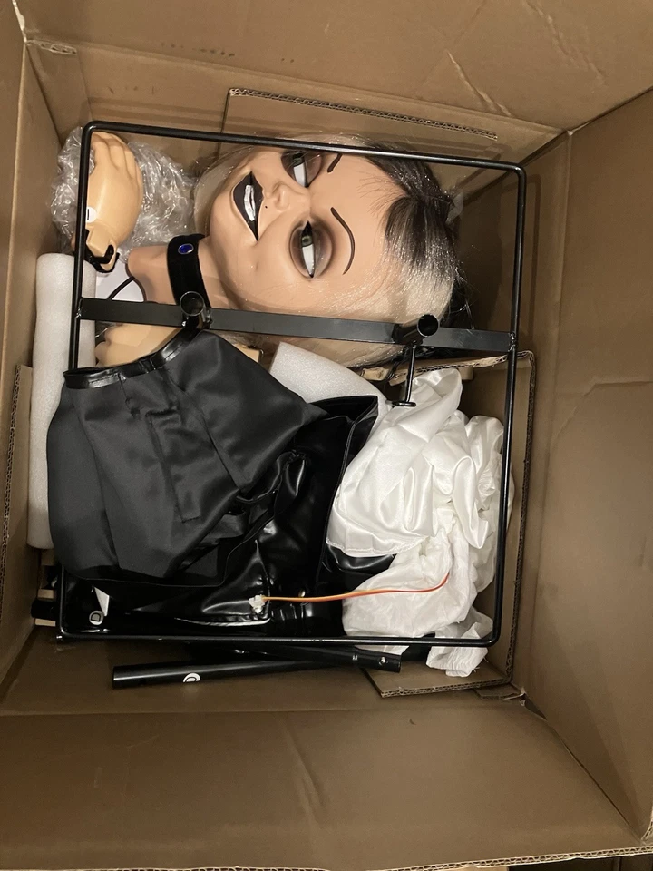 Muñeca de San Valentín Tiffany animada de la novia de Chucky de 3,5 pies de alto home depot utilería Foto 2 de 4