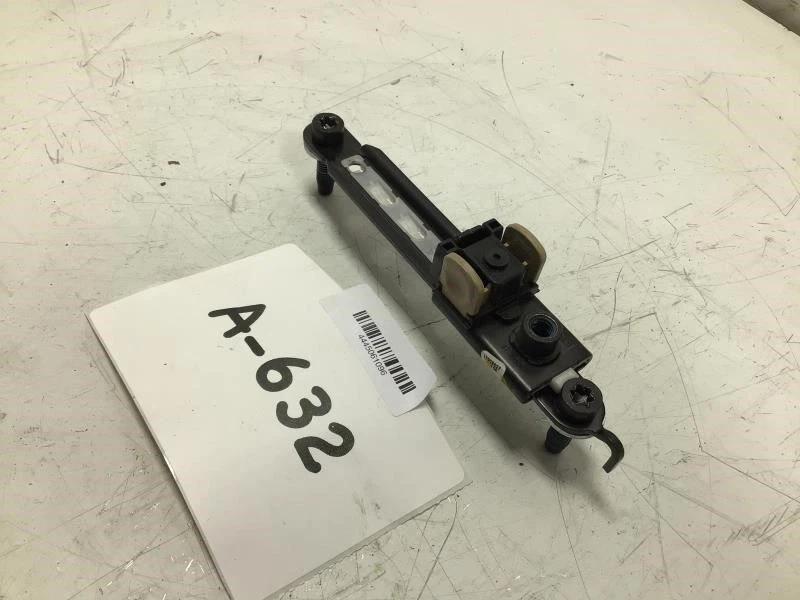 2007 GMC YUKON XL 1500 前左驱动侧座椅皮带肩调节指南 — 第 3/4 张图片