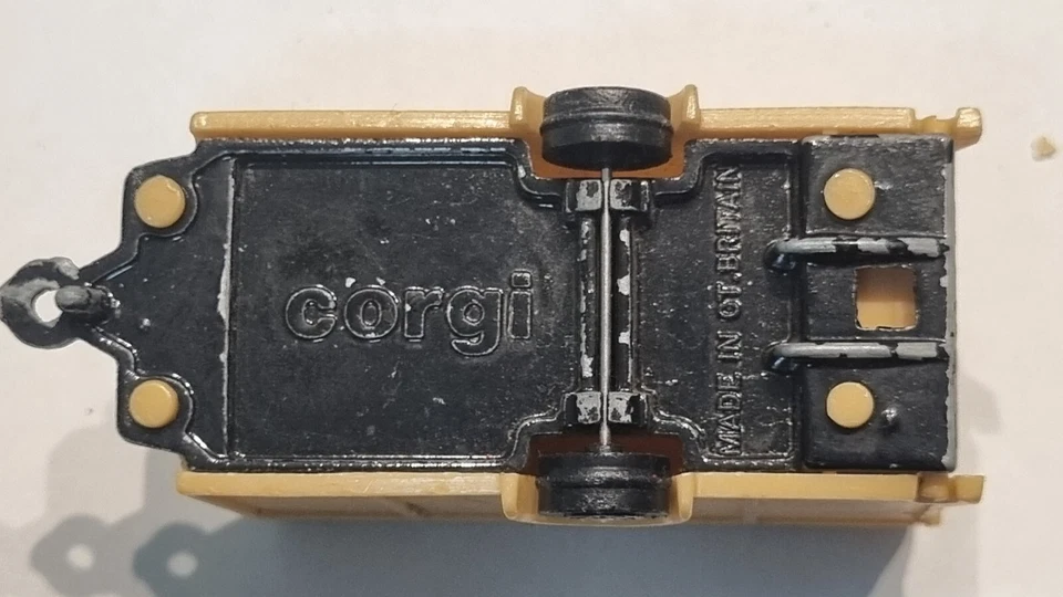 Corgi Juniors - 1:64 -  James Bond Octopussy Horsebox - Image 2 of 2