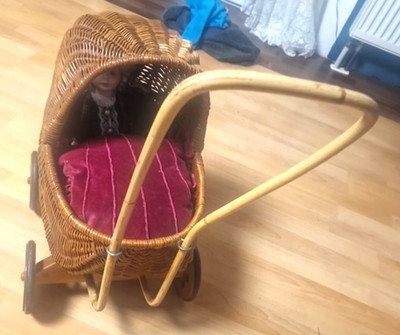 Wunderschöner Nostalgie Puppenwagen aus  Korb - Vintage Stil mit Samtkissen