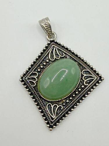 SILVER TONE GREEN STONE OVAL PENDANT BEADED FRAME UNISEX STATEMENT JEWELRY