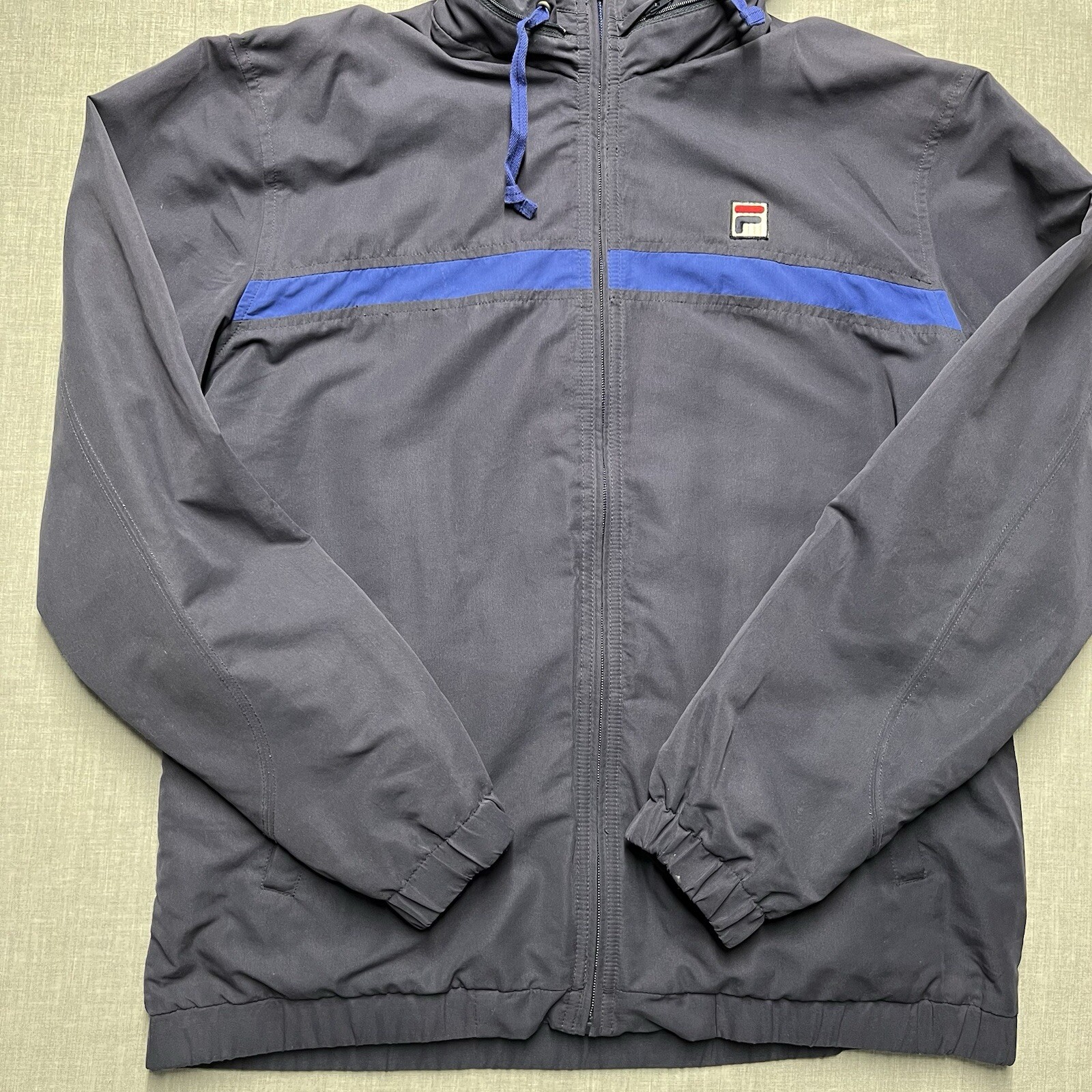 Giacca a vento vintage Y2K anni 90 ricamo Fila blu navy con cappuccio Uomo M