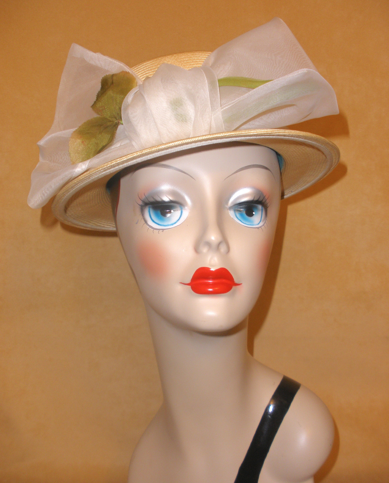 Cappello di paglia Yves Saint Laurent YSL crema con finiture e fiocco in organza bianca grande