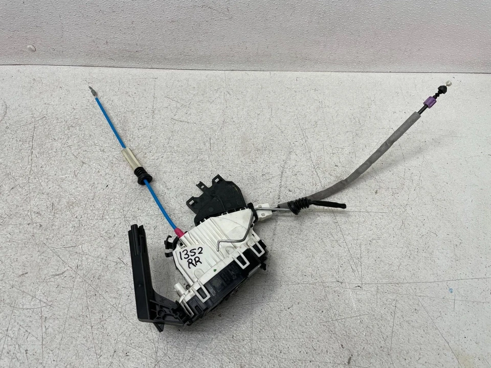 Actuador de cierre de puerta trasera derecha Mercedes CLA45 AMG W117 2014-2018 1352 FABRICANTE DE EQUIPOS ORIGINALES Foto 2 de 4